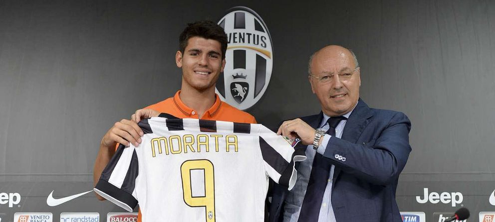Morata posa junto marotta con su nueva camiseta (juventus.com).