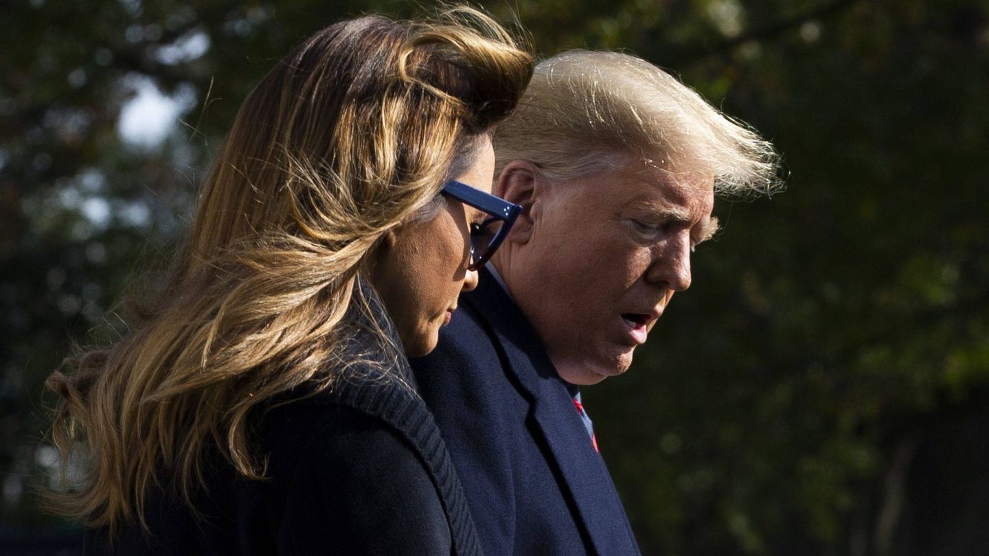 Melania y Donald Trump, en los jardines de la Casa Blanca. (EFE)