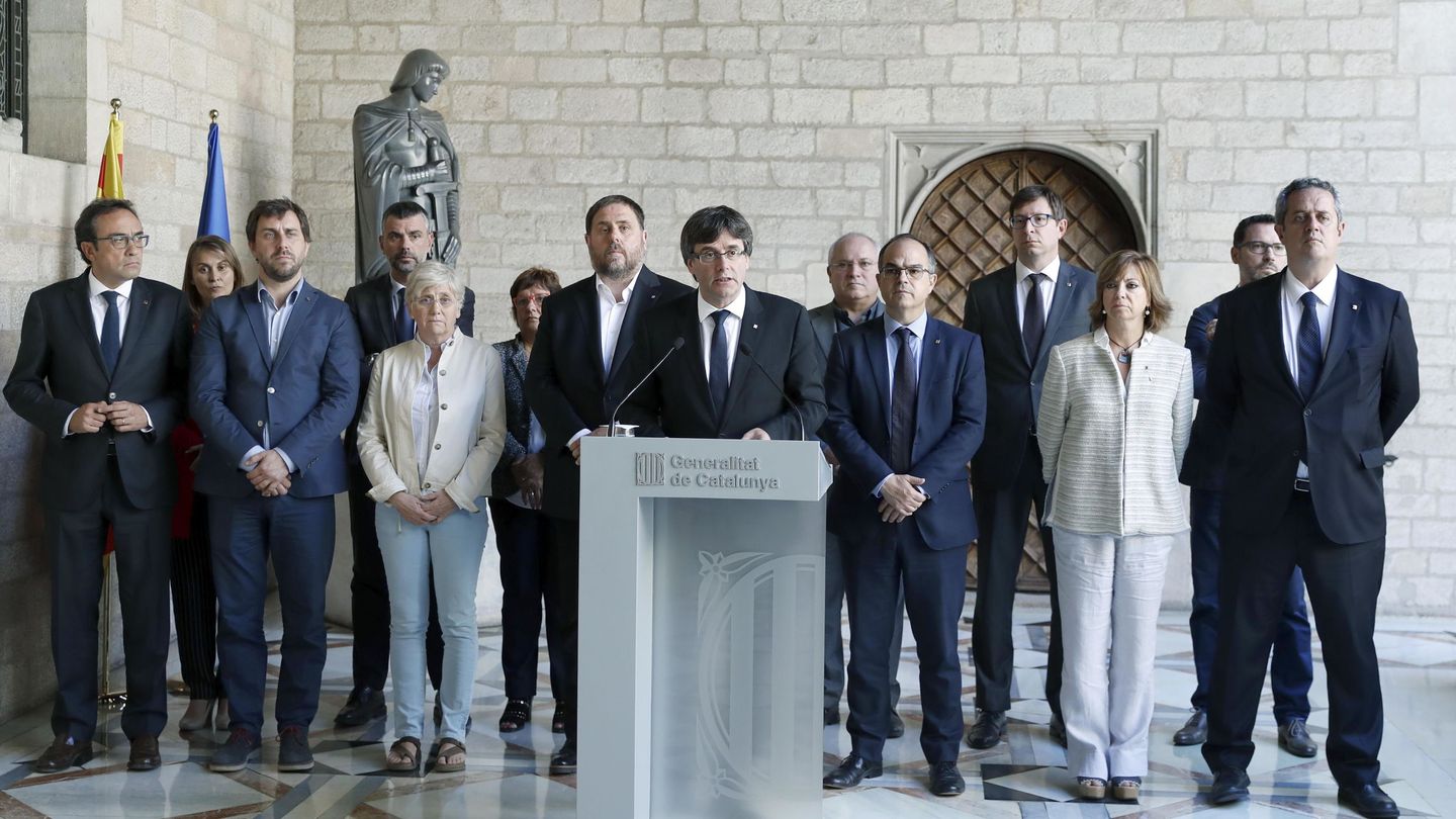 El presidente de la Generalitat, Carles Puigdemont (c), junto a los miembros de su gobierno. (EFE)