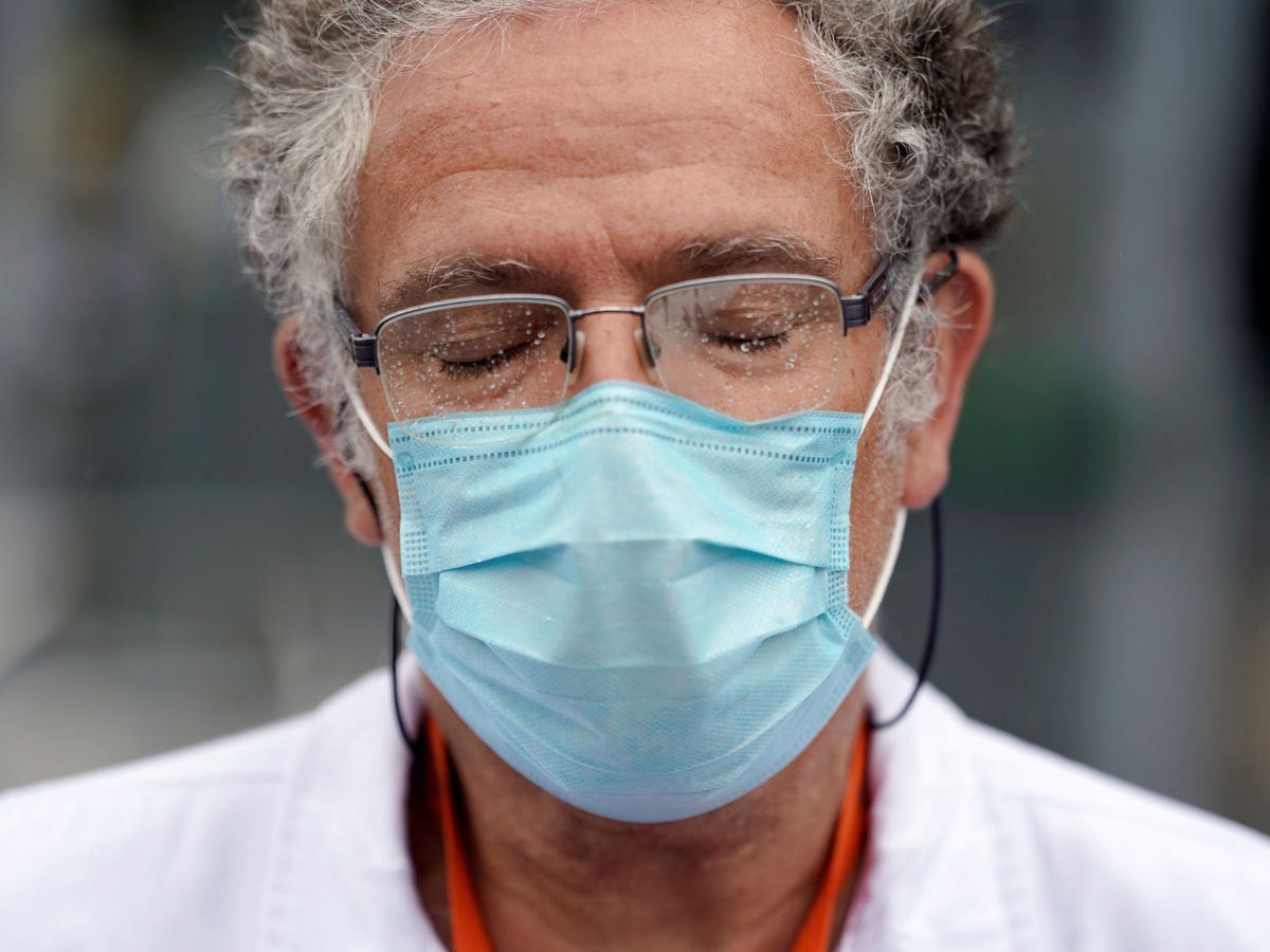 Foto: Un miembro del personal sanitario del hospital La Paz, en Madrid. (Reuters)