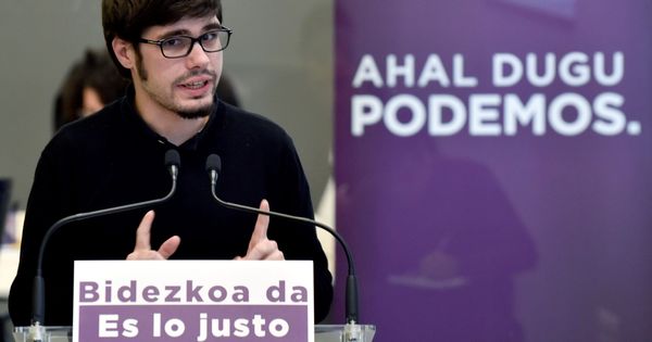 Foto: El secretario general de Podemos Euskadi, Lander Martínez, en una rueda de prensa en Bilbao. (EFE)