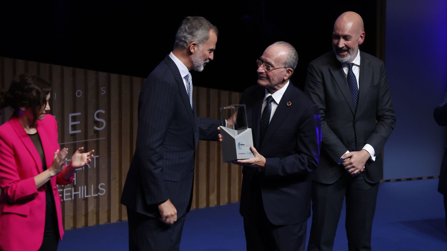 El rey Felipe VI (c-i) entrega el Premio de Innovación al alcalde de Málaga, Francisco de la Torre (c-d), durante la gala de entrega de la V edición de los Premios Influyentes, este martes en el museo Reina Sofía de Madrid. (EFE/Juanjo Martín)