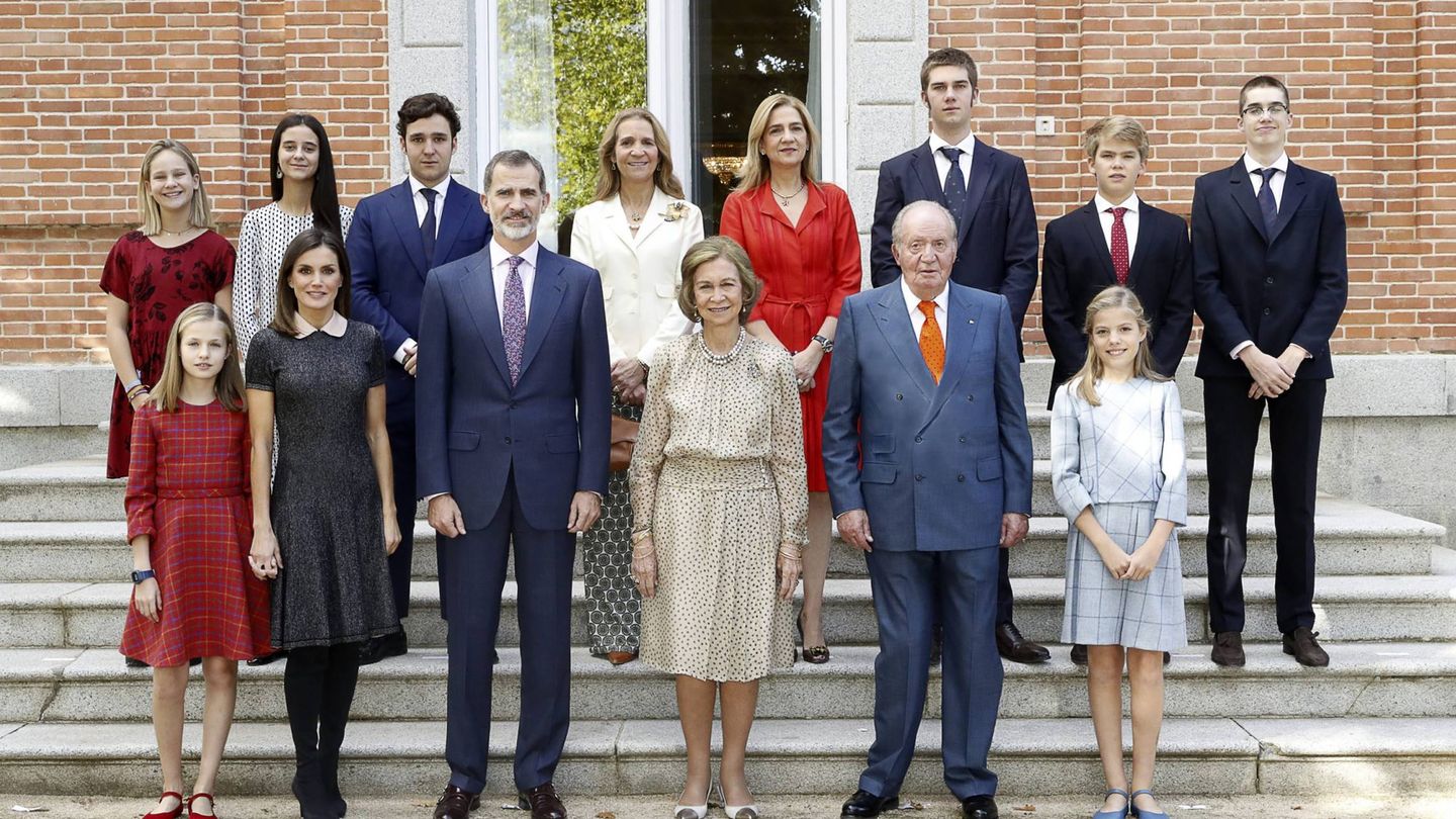La familia real al completo, excepto Iñaki Urdangarin, en el 80 cumpleaños de la reina Sofía. (EFE)