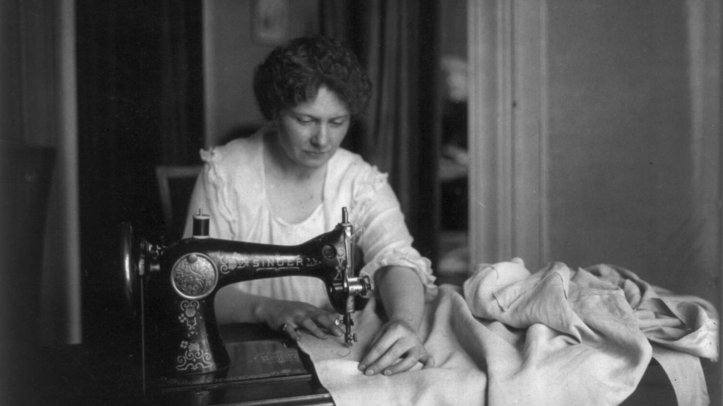 Mujer cosiendo con una máquina de coser Singer entre 1914 y 1918, durante la Primera Guerra Mundial. Fuente: Wikipedia