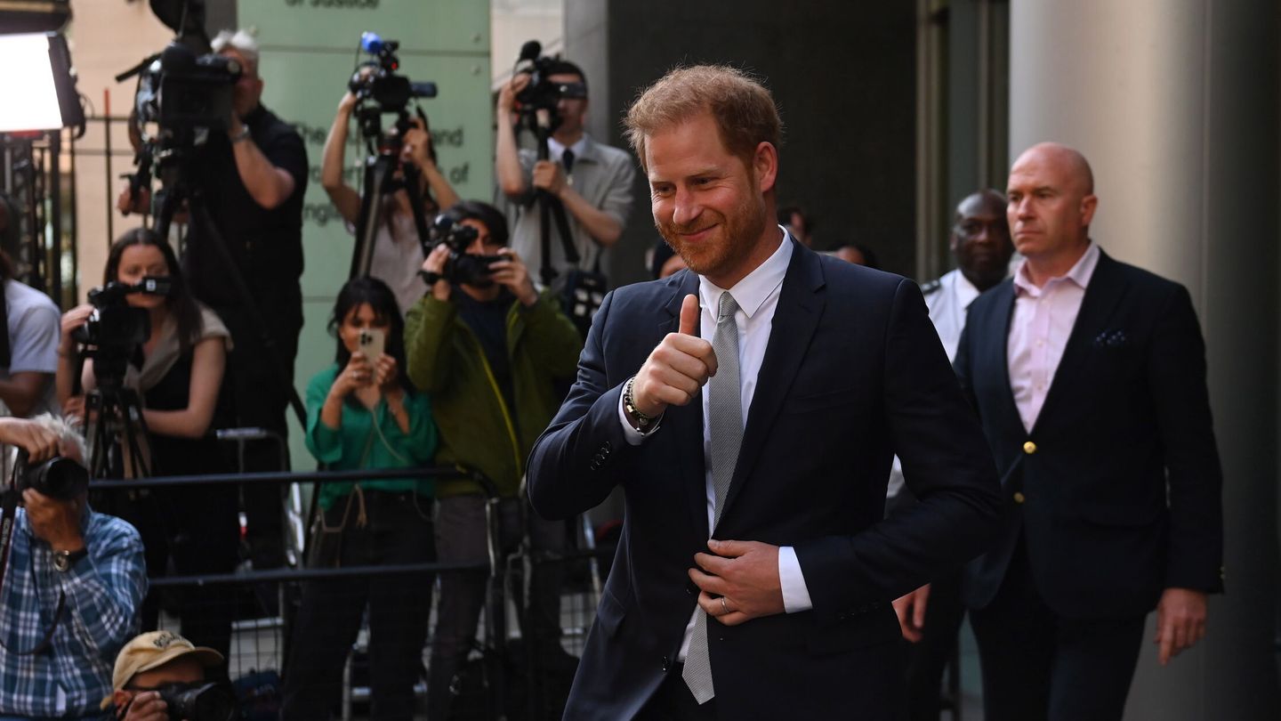 El príncipe Harry sonríe tras un juicio en Londres. (Reuters) 