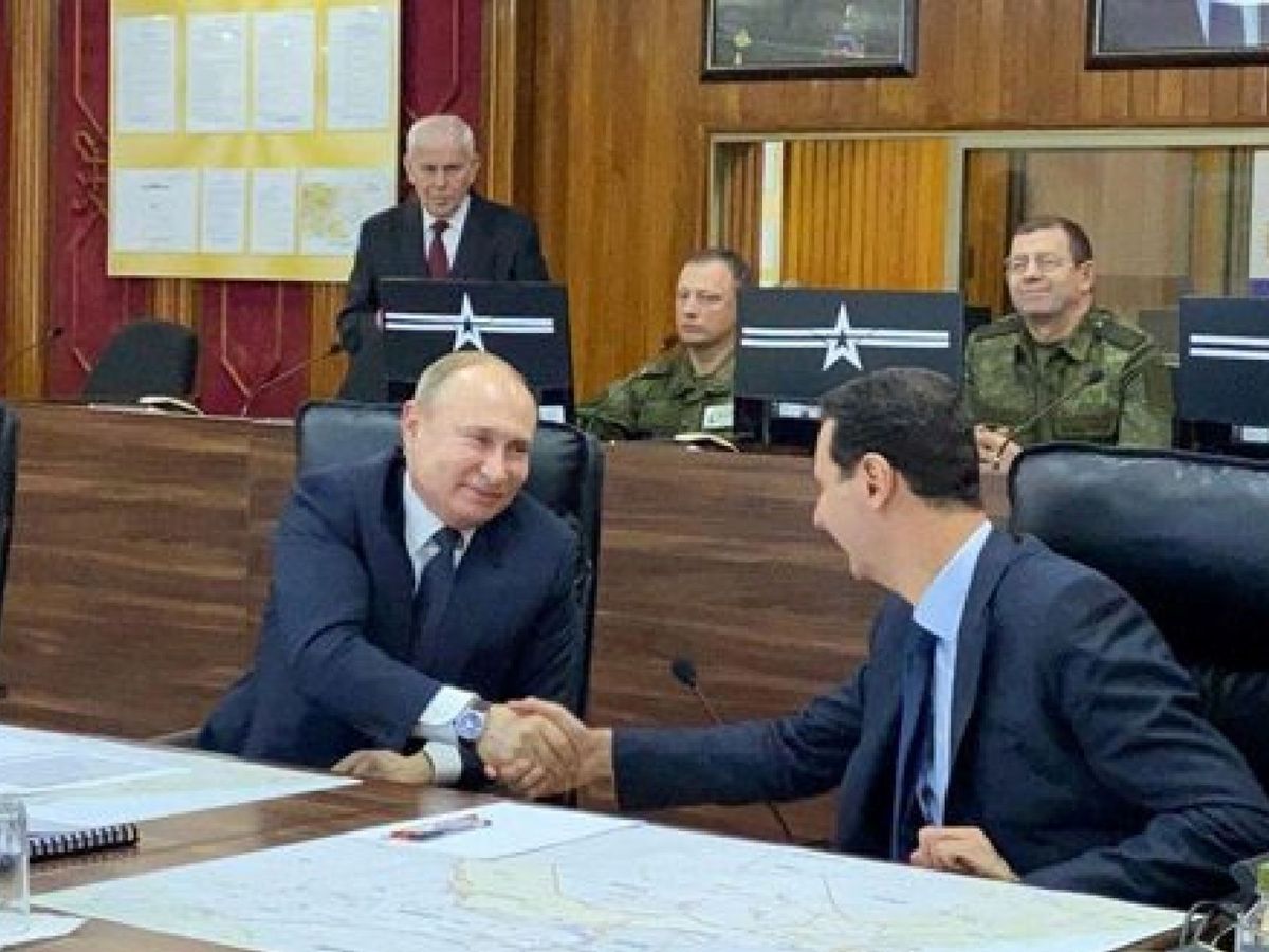 Foto: El presidente ruso, Vladimir Putin, estrecha la mano de Bashar al-Asad. (Reuters)