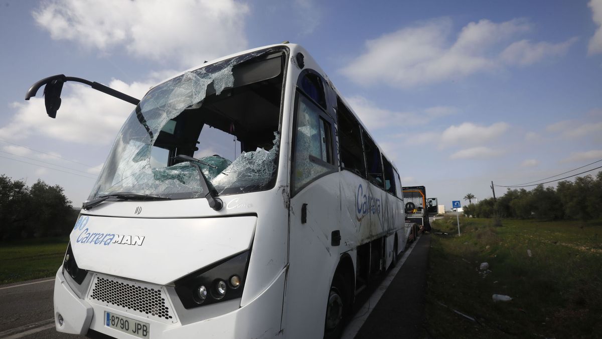 Un autobús escolar se sale de la vía en Amoeiro (Ourense), los 13 pasajeros salen ilesos