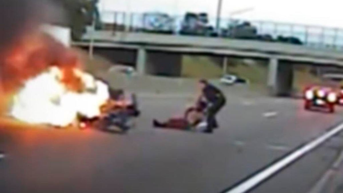 Un policía rescata a un hombre de su coche segundos antes de que explote