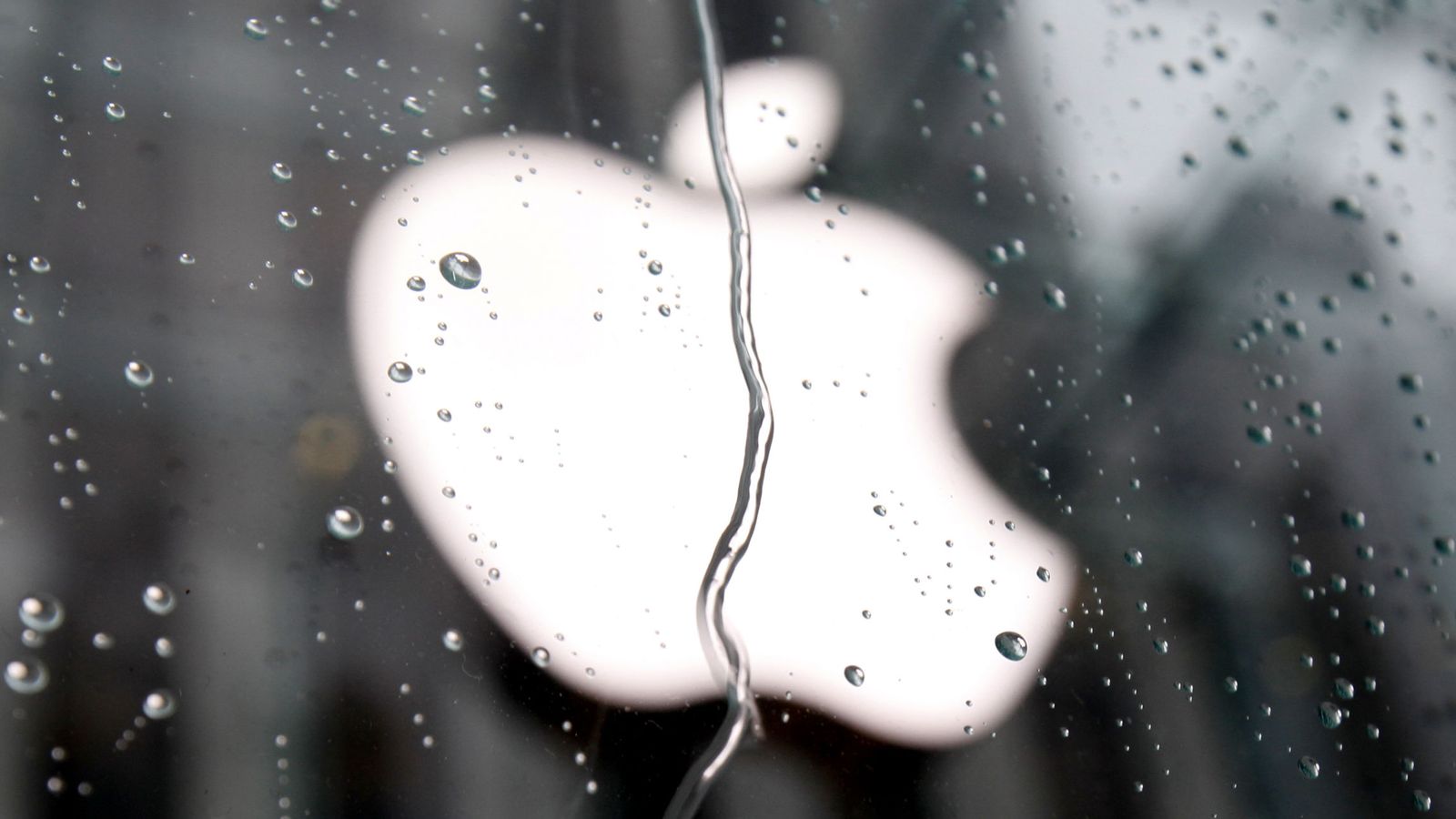 Foto: Logotipo de Apple en su tienda principal de Nueva York (Reuters).