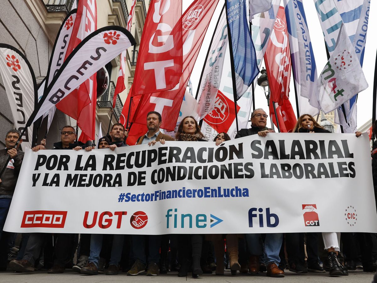 Foto: Empleados de banca durante la manifestación del 8 de febrero. (EFE/Chema Moya)