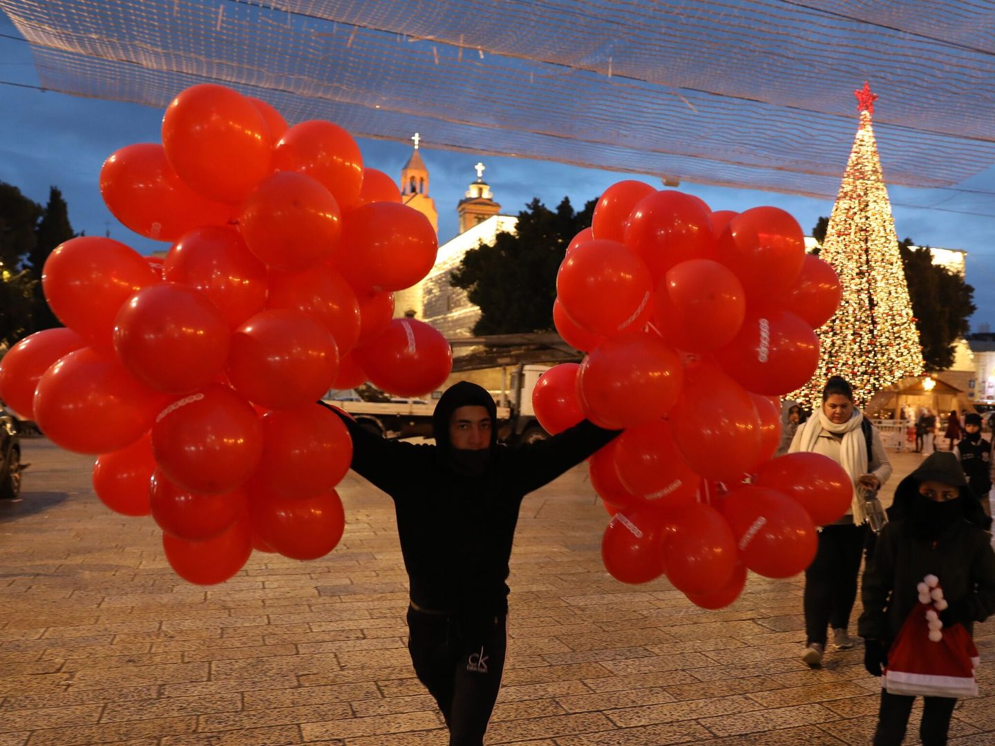 Vendedores de globos en Belén, frente a la iglesia de la Natividad. (EFE/Abed Al Hashlamoun)