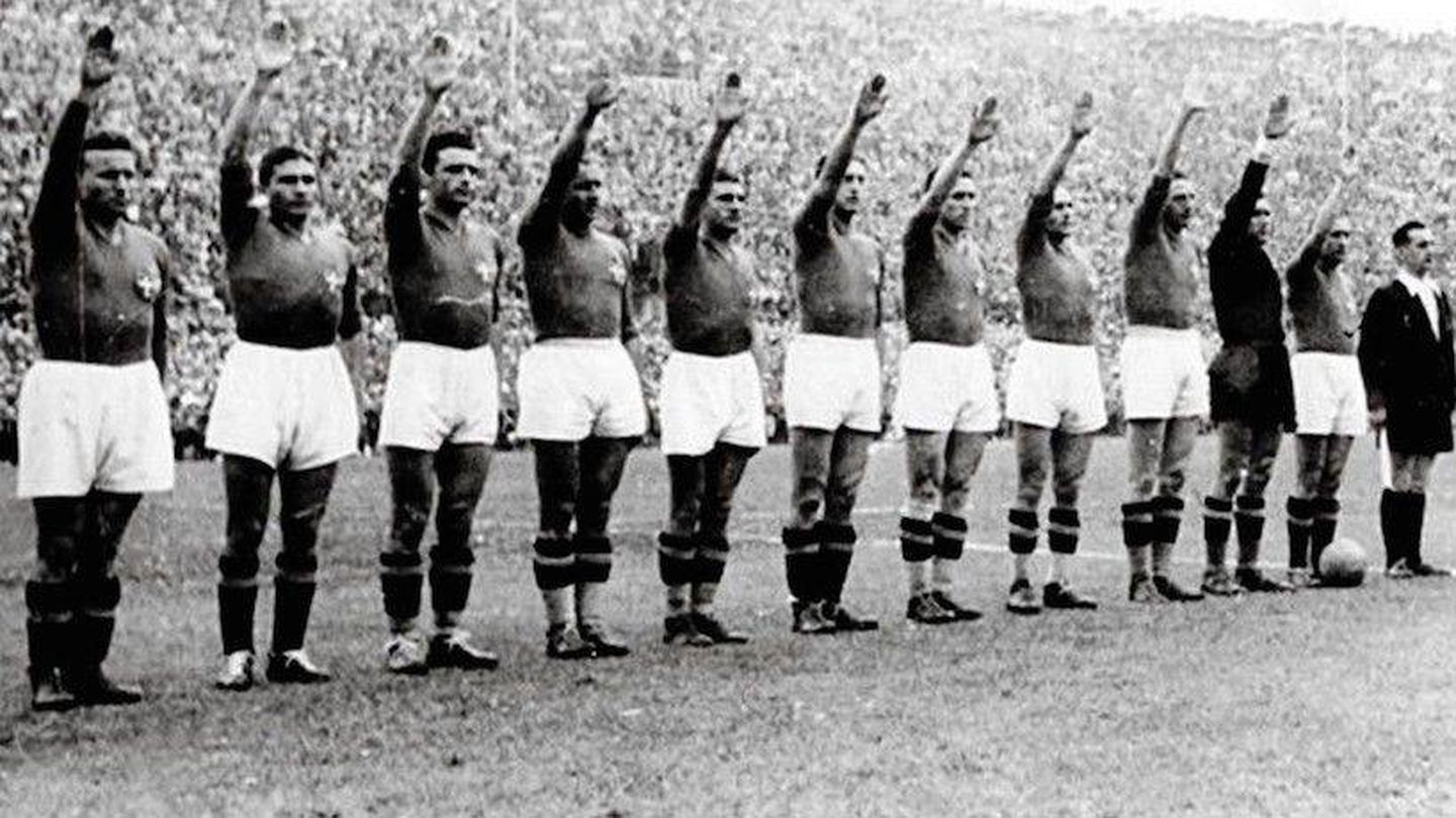 Futbolistas del Calcio hacen el saludo romano.