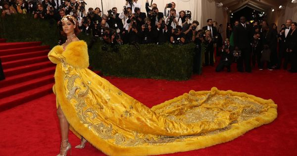 Foto: Rihanna con su impresionante diseño amarillo. (Cordon Press)