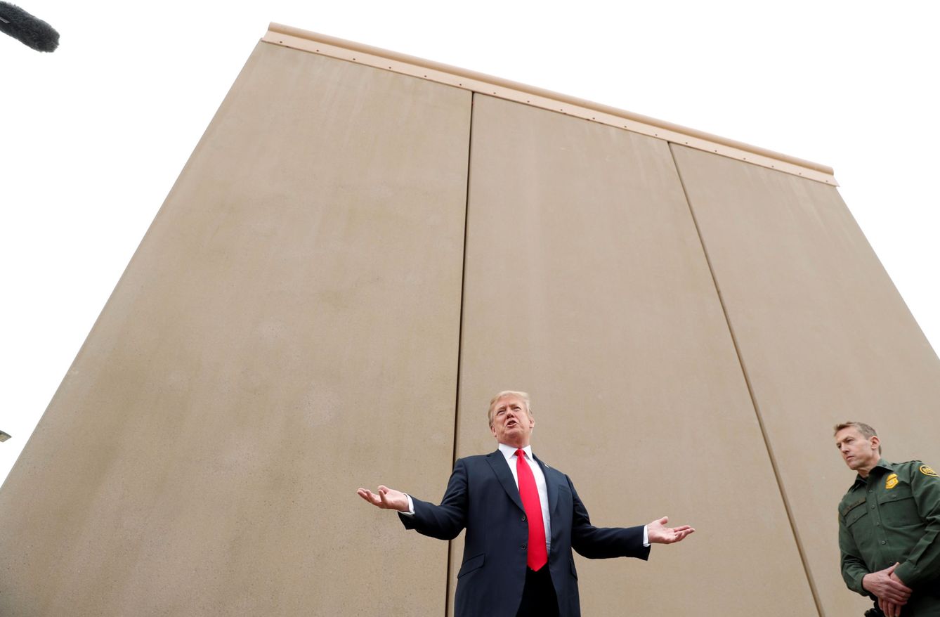 Donald Trump visita los prototipos del muro fronterizo que están siendo desplegados en San Diego, California, el 13 de marzo de 2018. (Reuters)