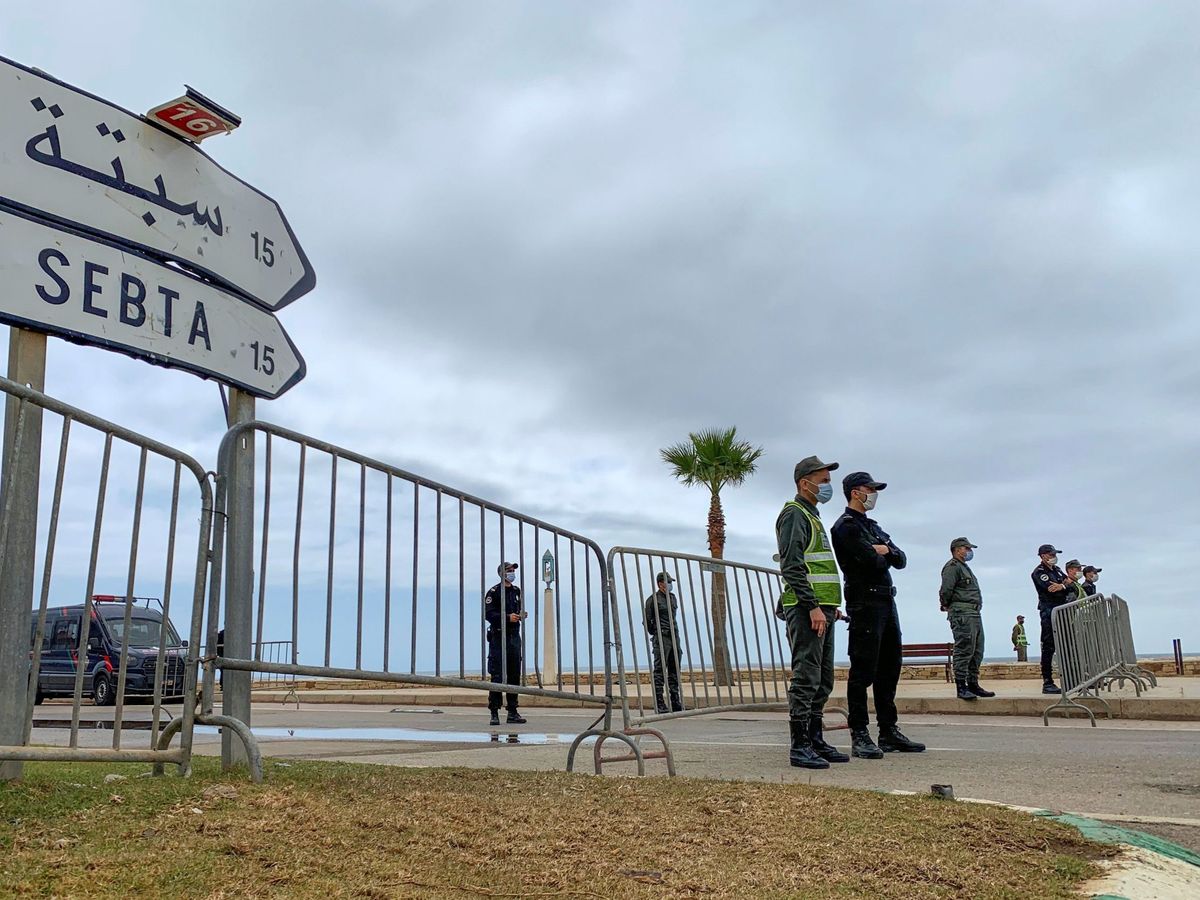 Foto: Agentes marroquíes de la Policía y de Fuerzas Auxiliares en un puesto de control establecido en el norte de la localidad de Fnideq (Castillejos). (EFE/Mohamed Siali)
