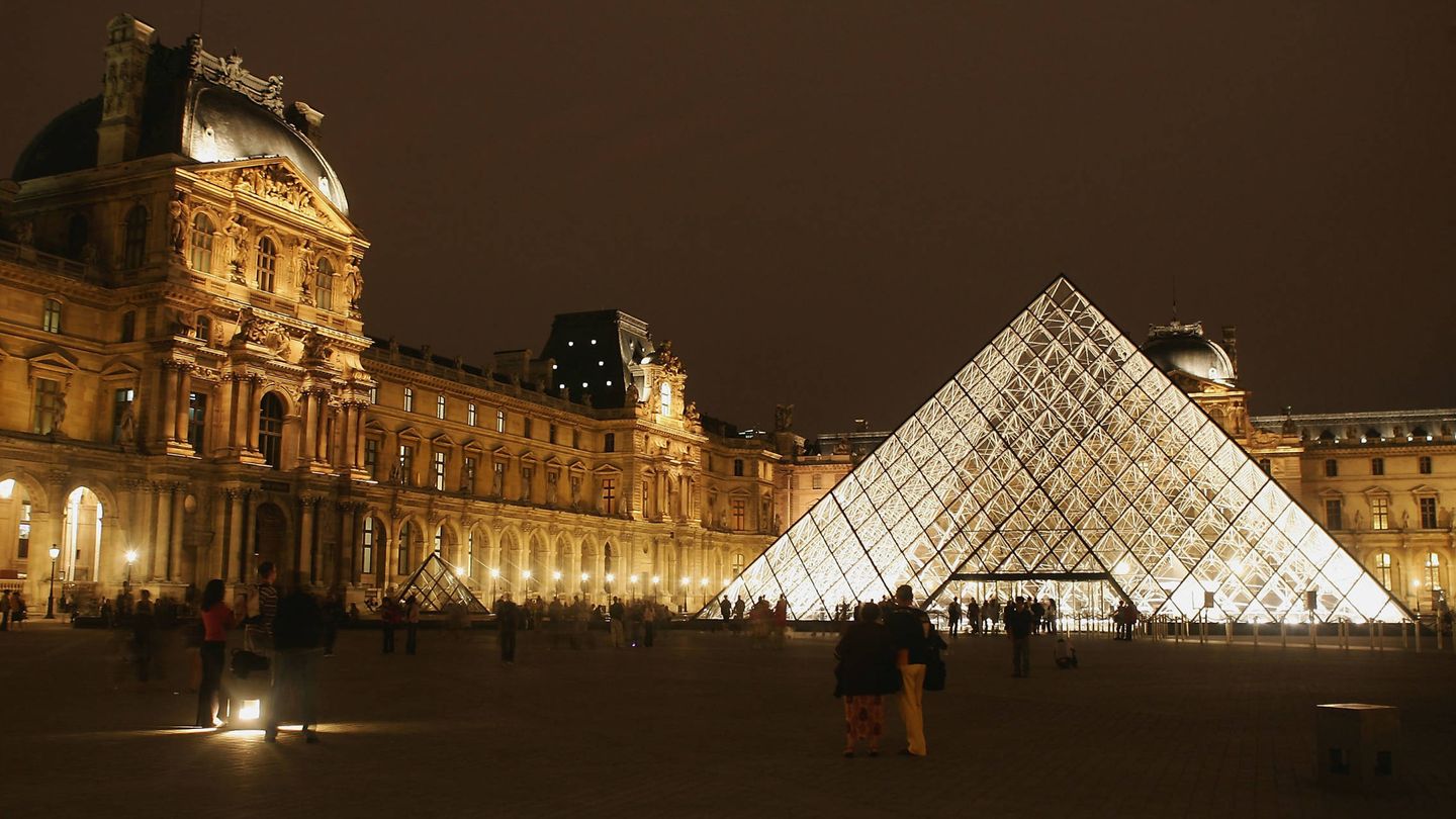 Fachada del Museo Louvre, en París (Getty Images)