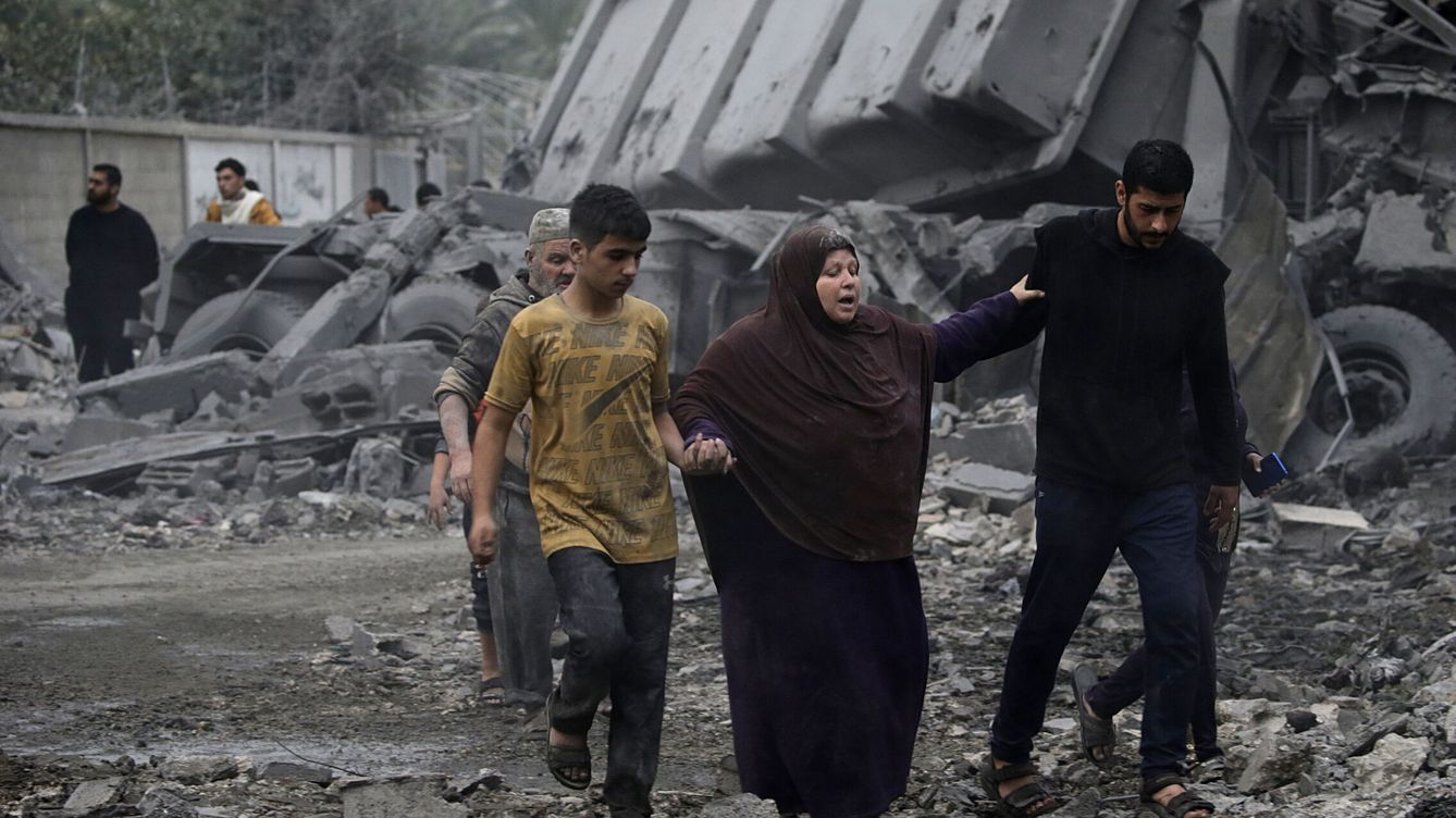 Foto: Palestinos se abren paso entre los escombros tras los ataques aéreos israelíes en el sur de la Franja de Gaza.(EFE/EPA/Mohhamed Saber)  