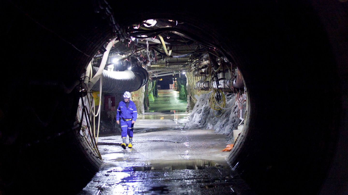 Un trabajador, en una mina de Cameco en el lago Cigar (Canadá). (Reuters)