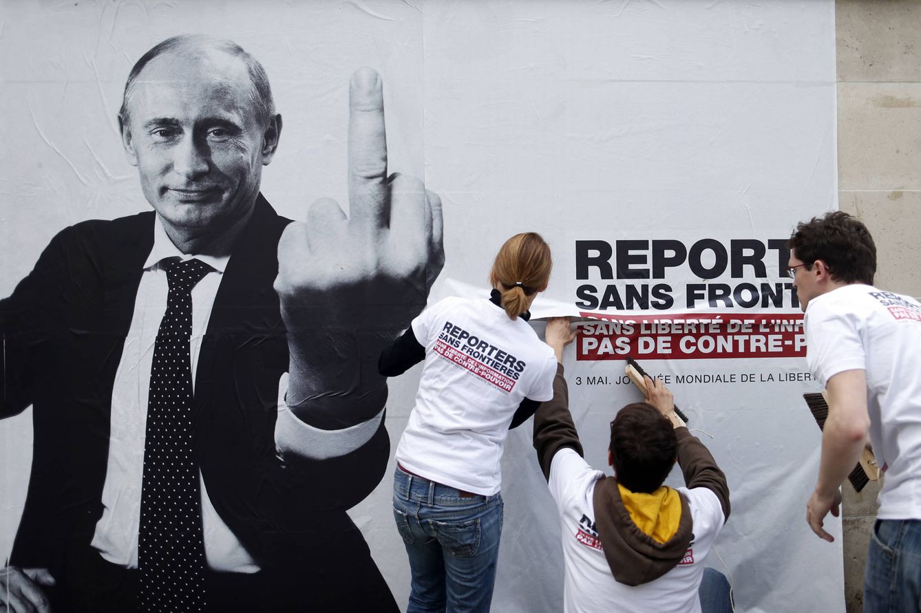 Activistas de Reporteros Sin Fronteras colocan un póster crítico con Putin en el Día de la Libertad de Prensa, en París (Reuters). 