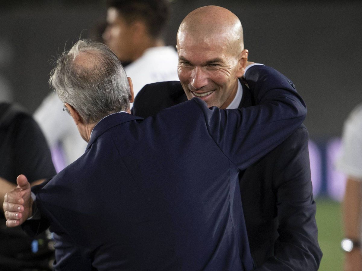Foto: Florentino abraza a Zidane tras cosechar el campeonato de Liga. (Cordon Press)