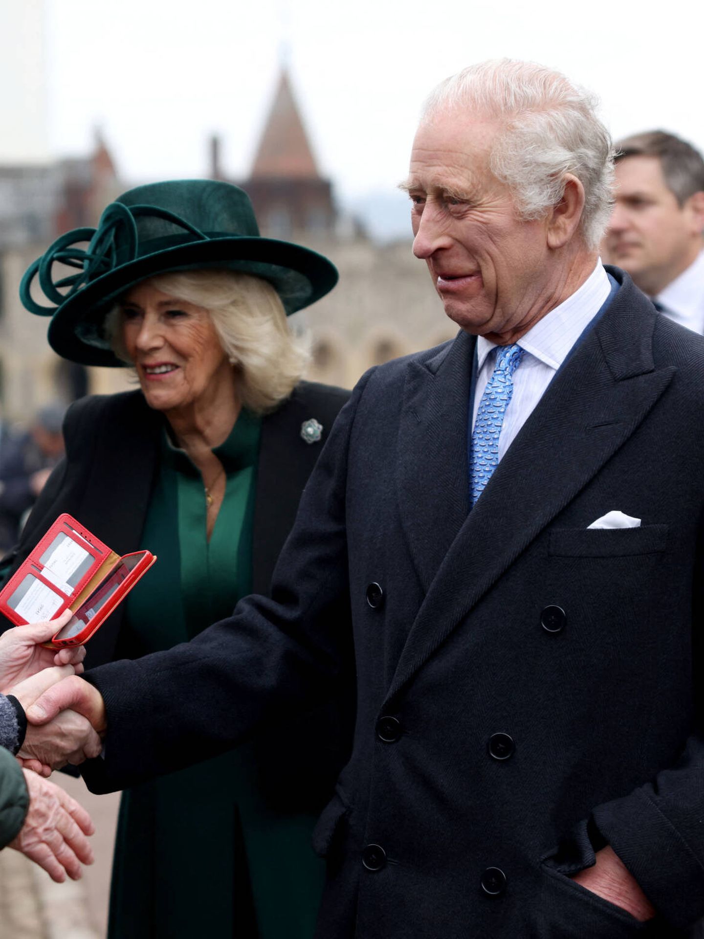 El rey Carlos III llegando a la misa de Pascua con la reina Camila. (Getty)