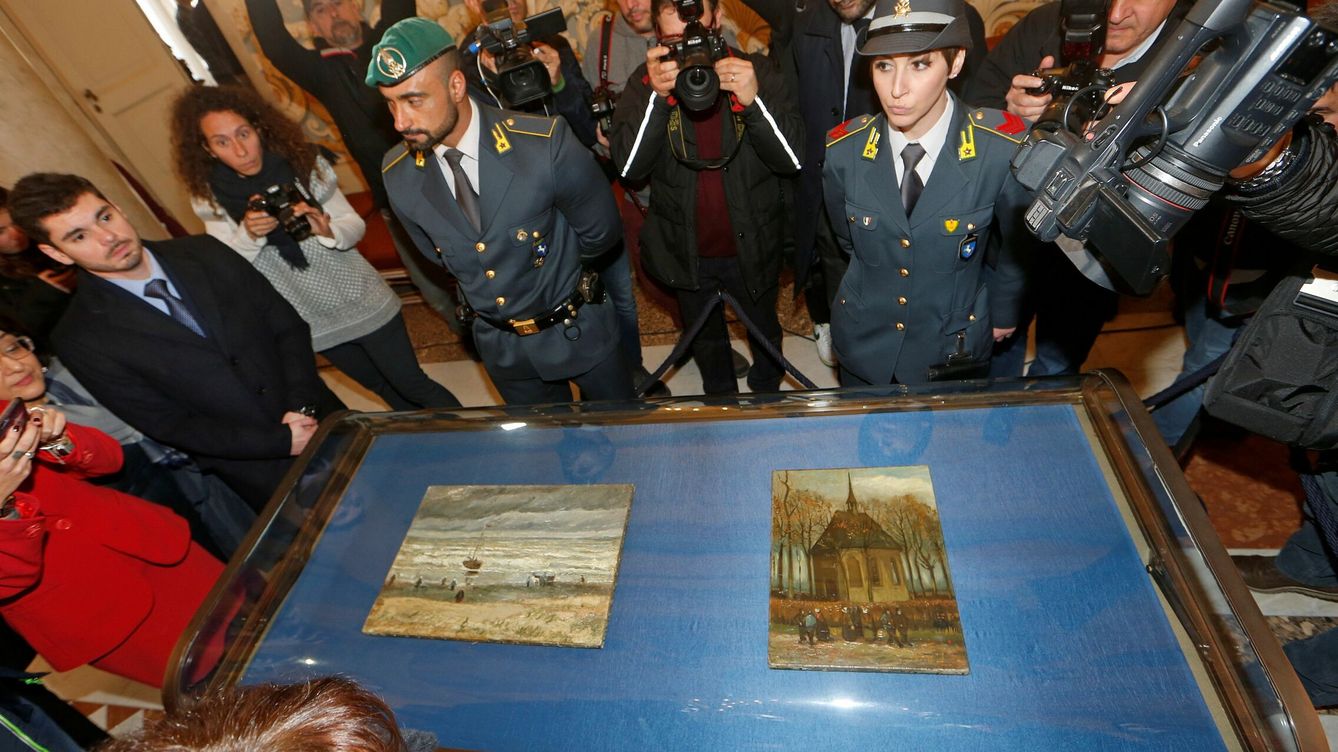 Foto: Dos 'carabinieri' vigilan en 2016 los dos lienzos de Van Gogh recién recuperados en la vivienda del capo de la mafia Rafaelle Imperiale. (Reuters/Ciro de Luca)