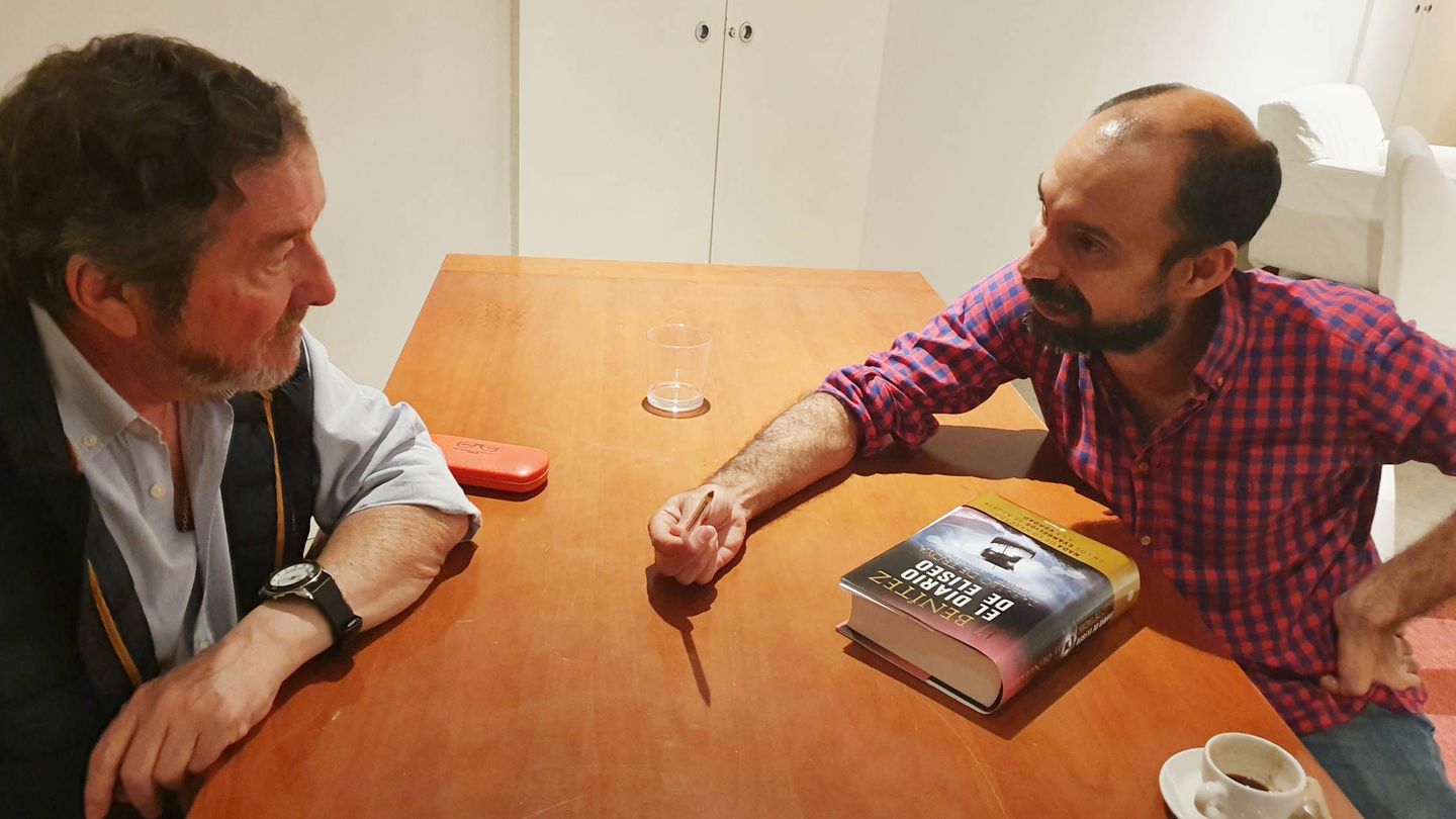 J. J. Benítez y el periodista Daniel Arjona, durante la entrevista. (Foto: Fátima Santana)