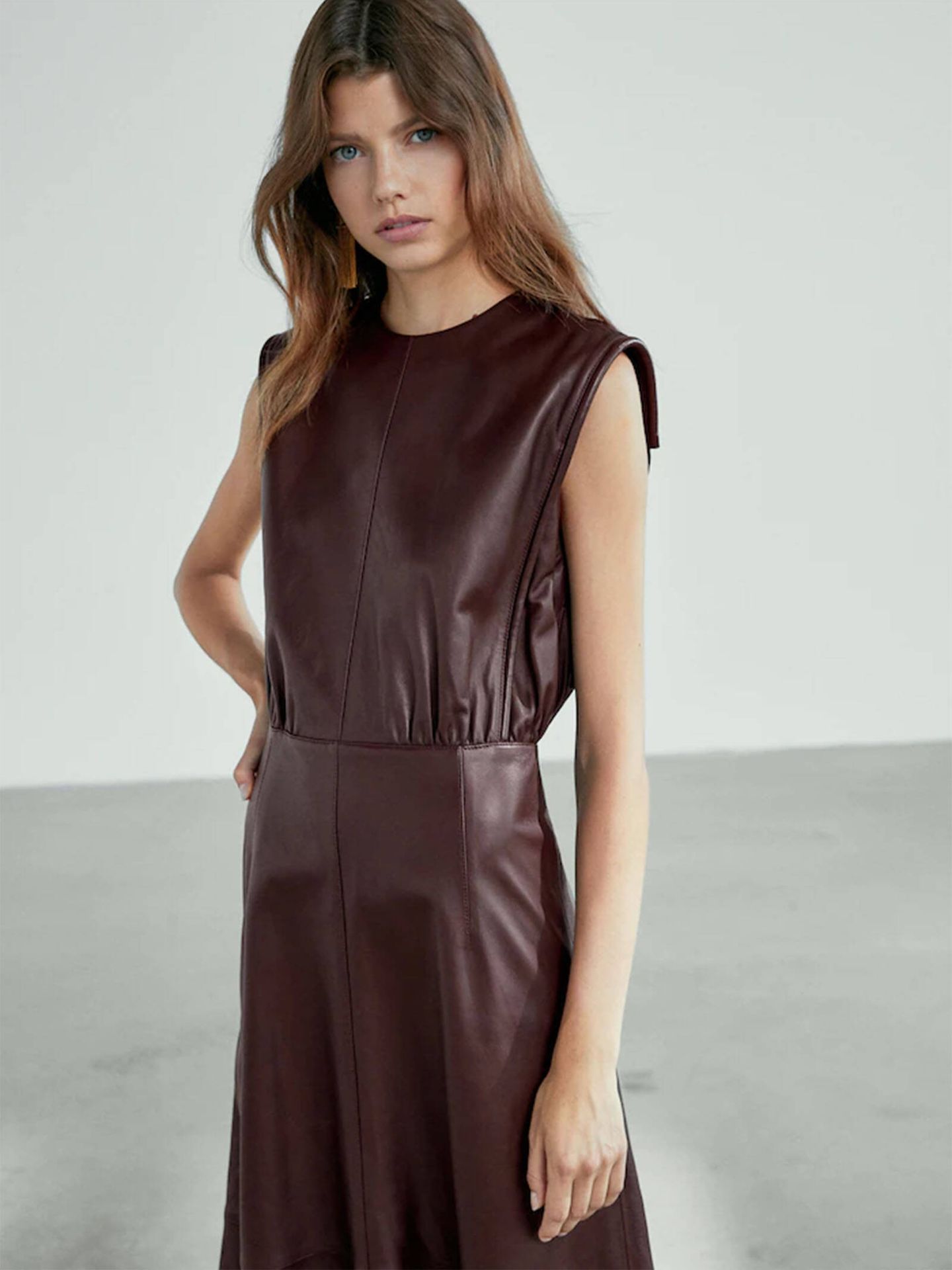 El vestido 'leather effect' de Massimo Dutti. (Cortesía)