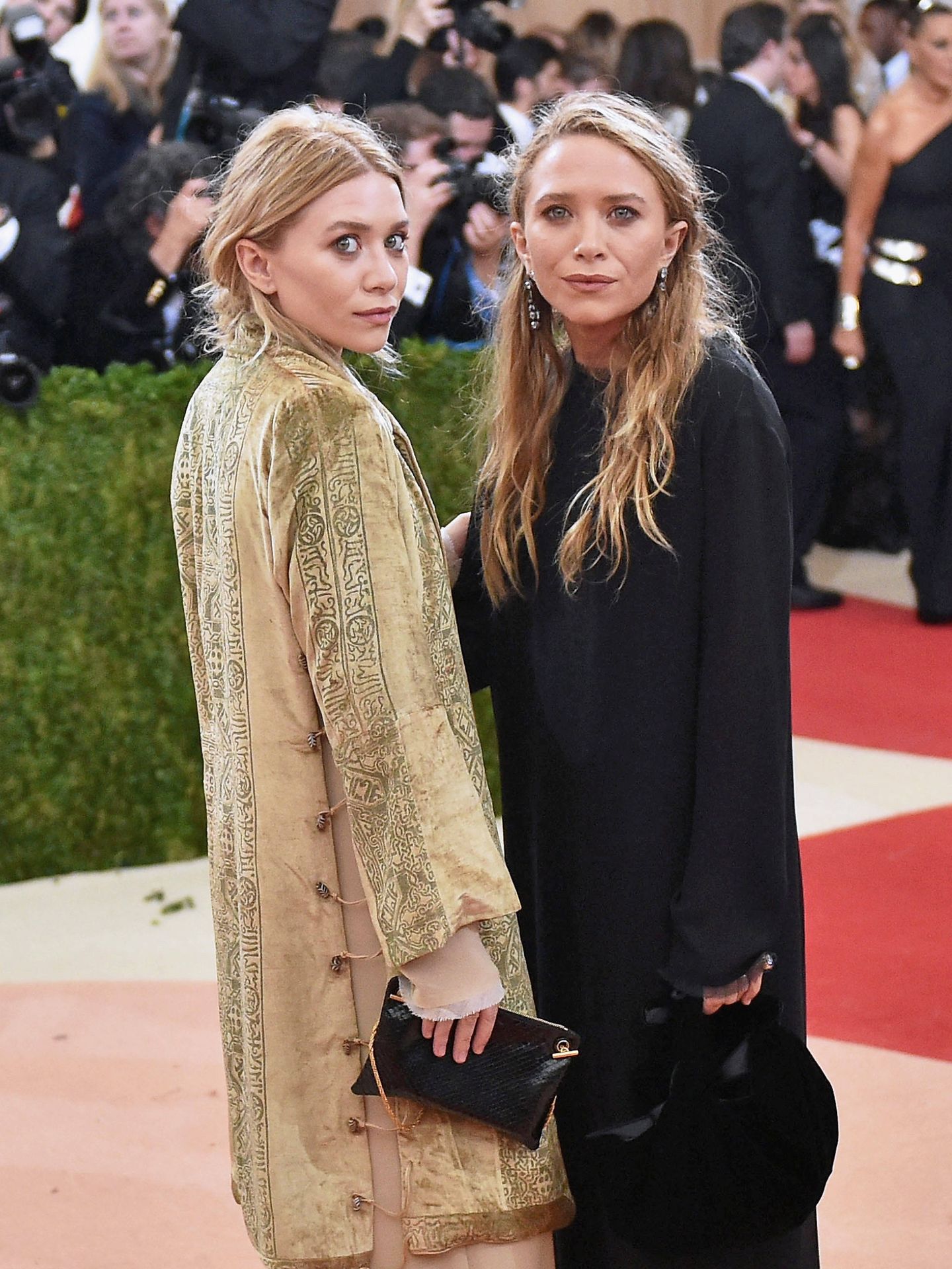 Mary Kate Olsen (izquierda) y su hermana Ashley, en un estreno de cine. (Getty)