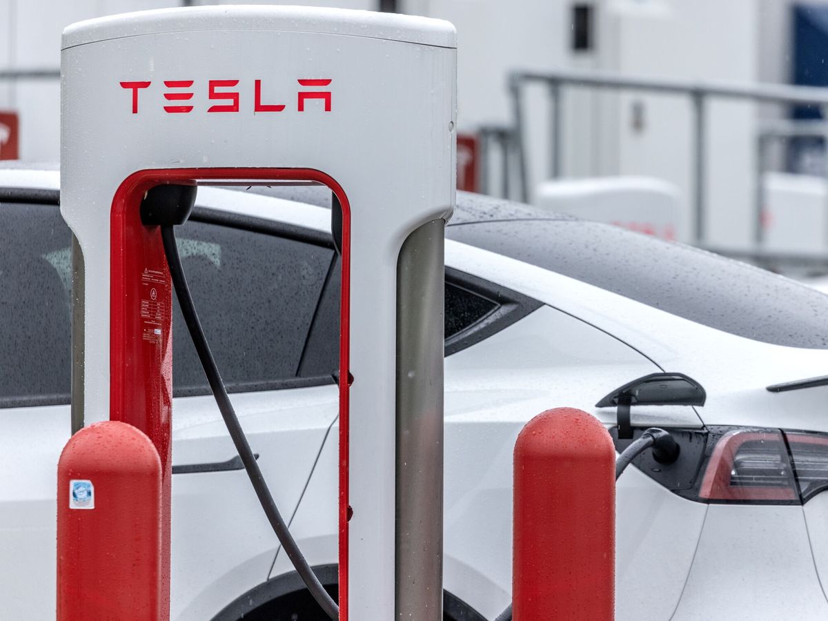 Foto: Tesla supera las 50 estaciones de Supercargadores ubicadas en España. (Cristóbal Herrera-Ulashkevich/EFE)