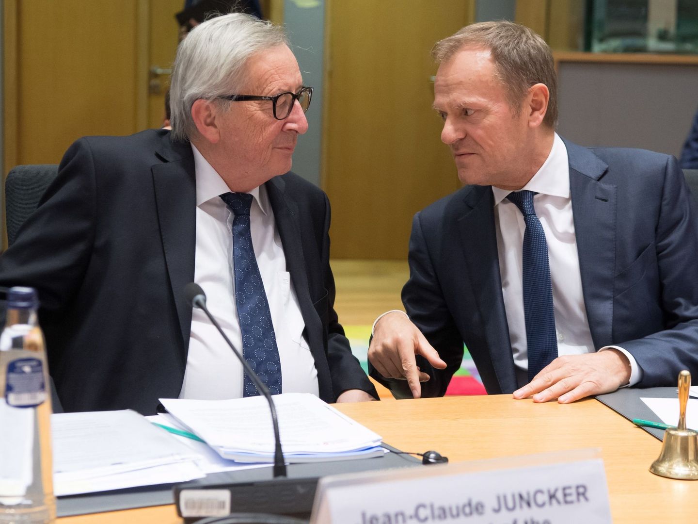 El presidente de la Comisión (izquierda) charla con el del Consejo Europeo (derecha). (EFE)