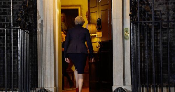 Foto: La primera ministra británica, Theresa May, vuelve al número 10 de Downing Street después de hacer una declaración. (Reuters)