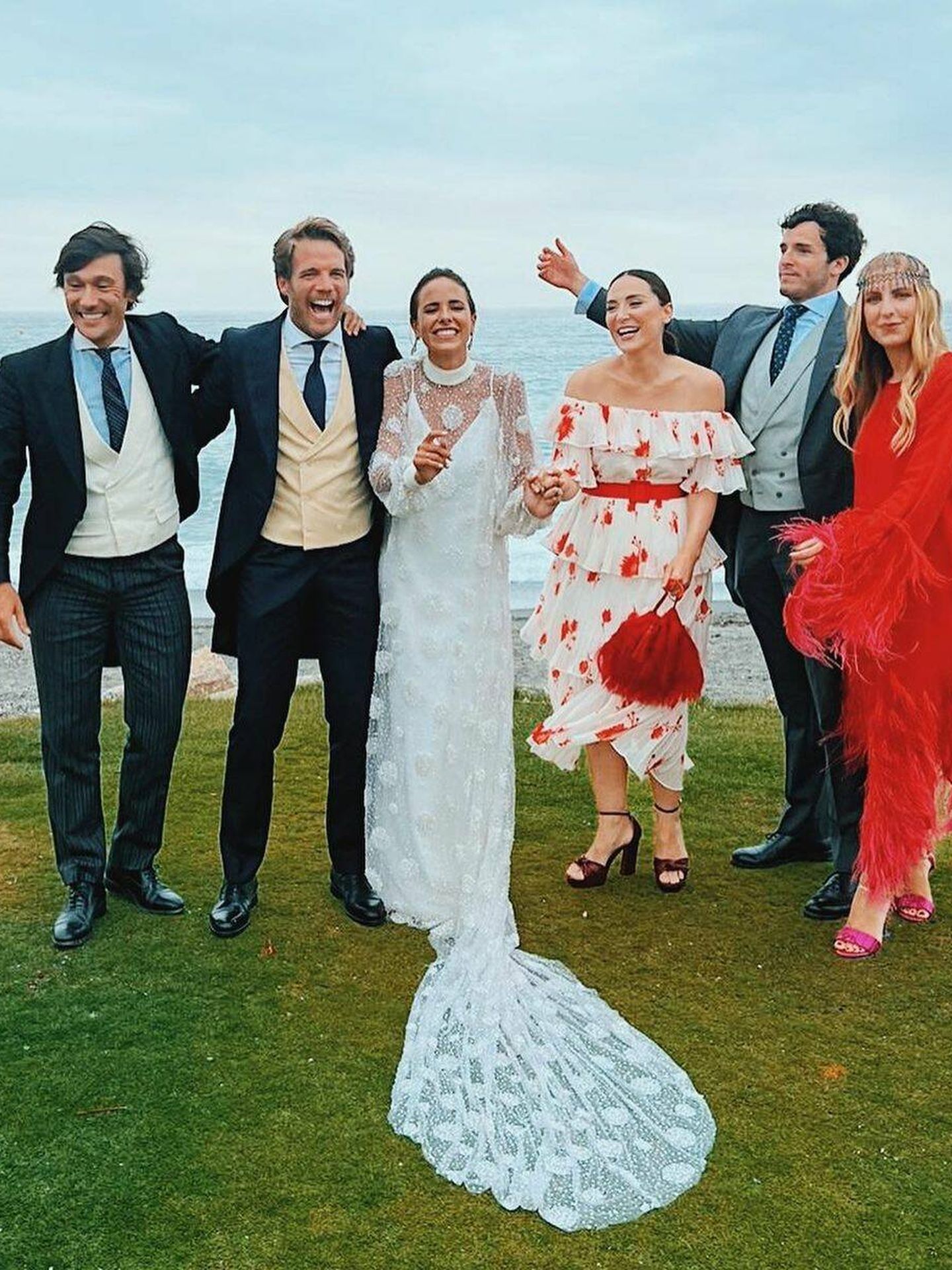 Casilda Aguilera posa con algunos de sus invitados. (Instagram/@ionieva)