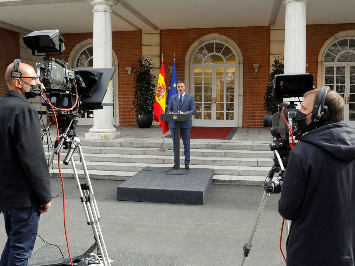 Foto: Prime minister pedro sanchez gives a statement at moncloa palace in madrid