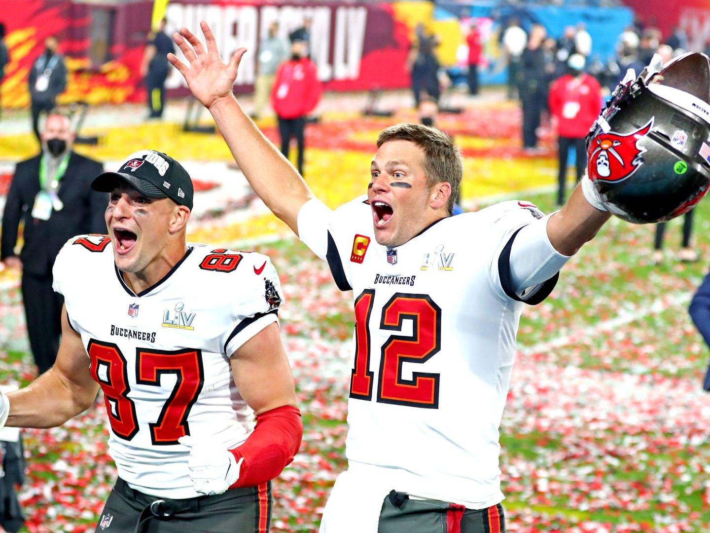 Brady y Gronkowski celebran el triunfo. (Reuters)