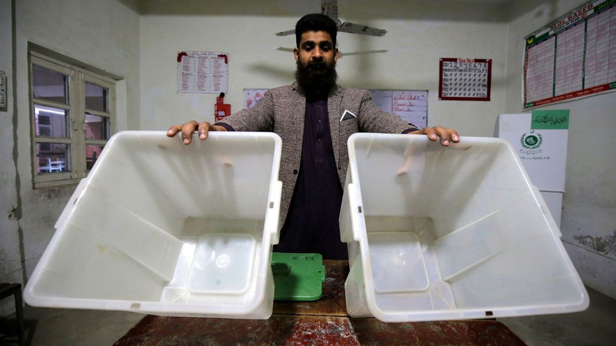 "Votamos como si estuviéramos eligiendo a un dios": elecciones desesperadas en el Pakistán de las crisis