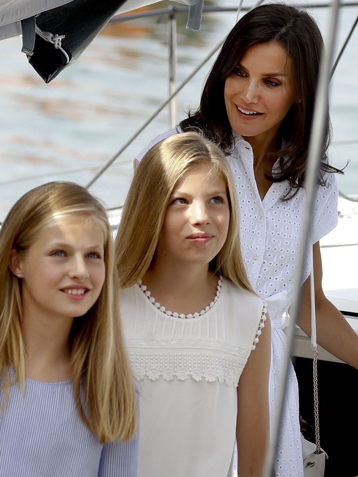 La reina Letizia y sus hijas en Palma de Mallorca. (EFE)