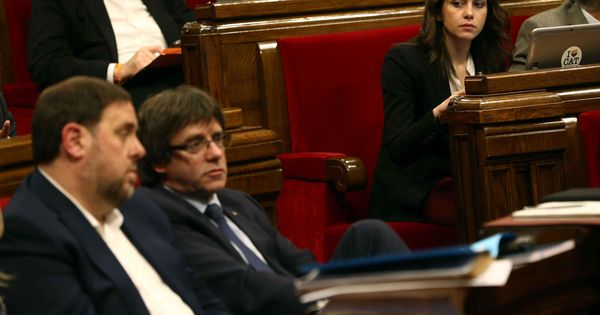 Foto: Inés Arrimadas, Oriol Junqueras y Carles Puigdemont en el Parlament. (EFE) 