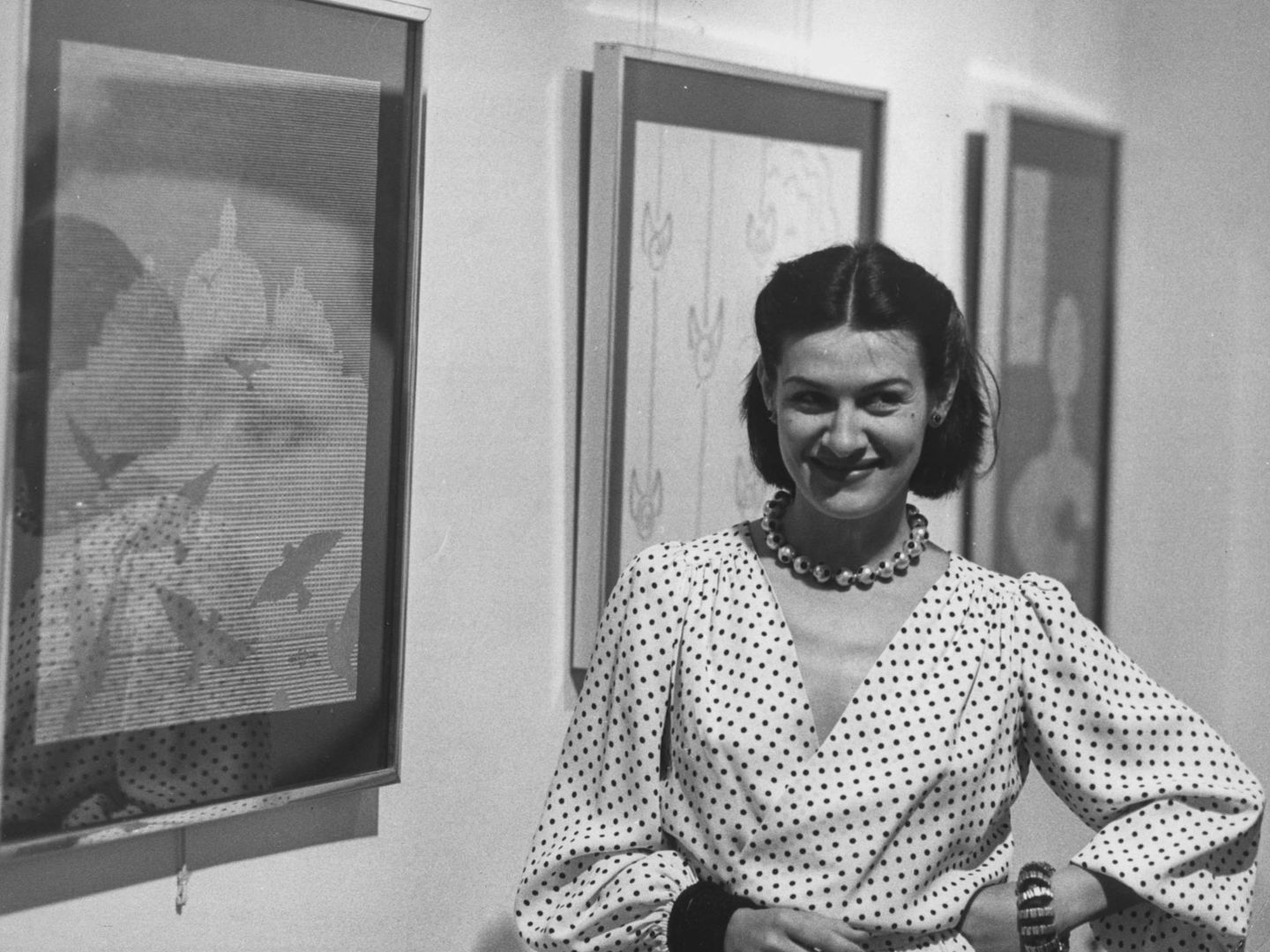 Paloma Picasso, hija del artista, posando junto a la obra de su padre en Barcelona.  (Hulton Archive/Getty)