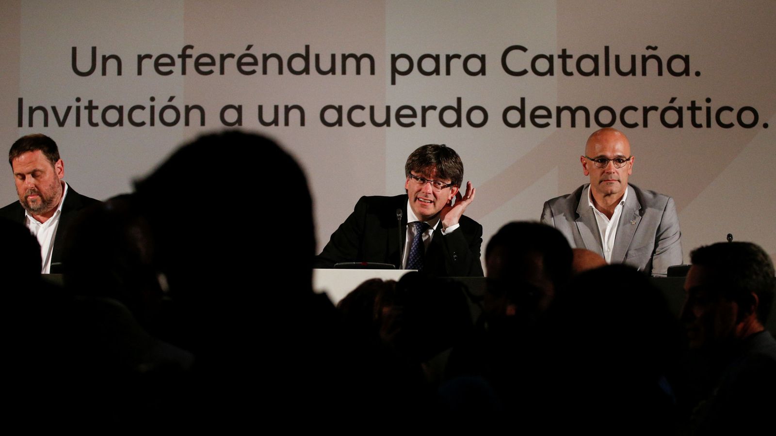 Foto: El presidente de la Generalitat, Carles Puigdemont, junto a Oriol Junqueras y Raül Romeva. (Reuters)