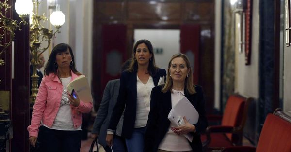 Foto: Ana Pastor, junto con las representantes del PP en la Mesa del Congreso, Alicia Sánchez-Camacho (i) y Rosa Romero, el pasado 3 de mayo. (EFE)