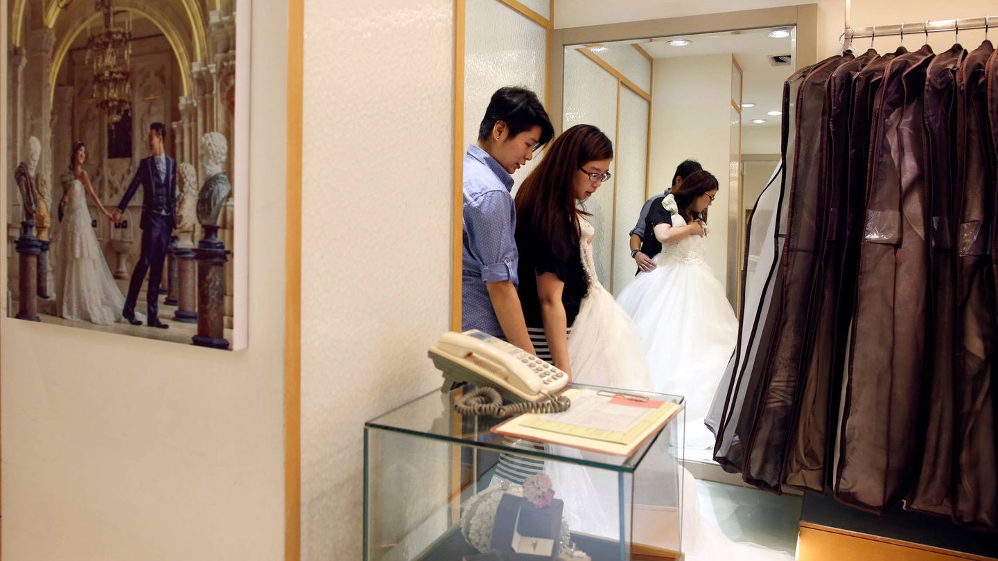 Daphne Chiang y Kenny Jhuang buscan un vestido de boda en una tienda de Taipéi, Taiwán. (Reuters)