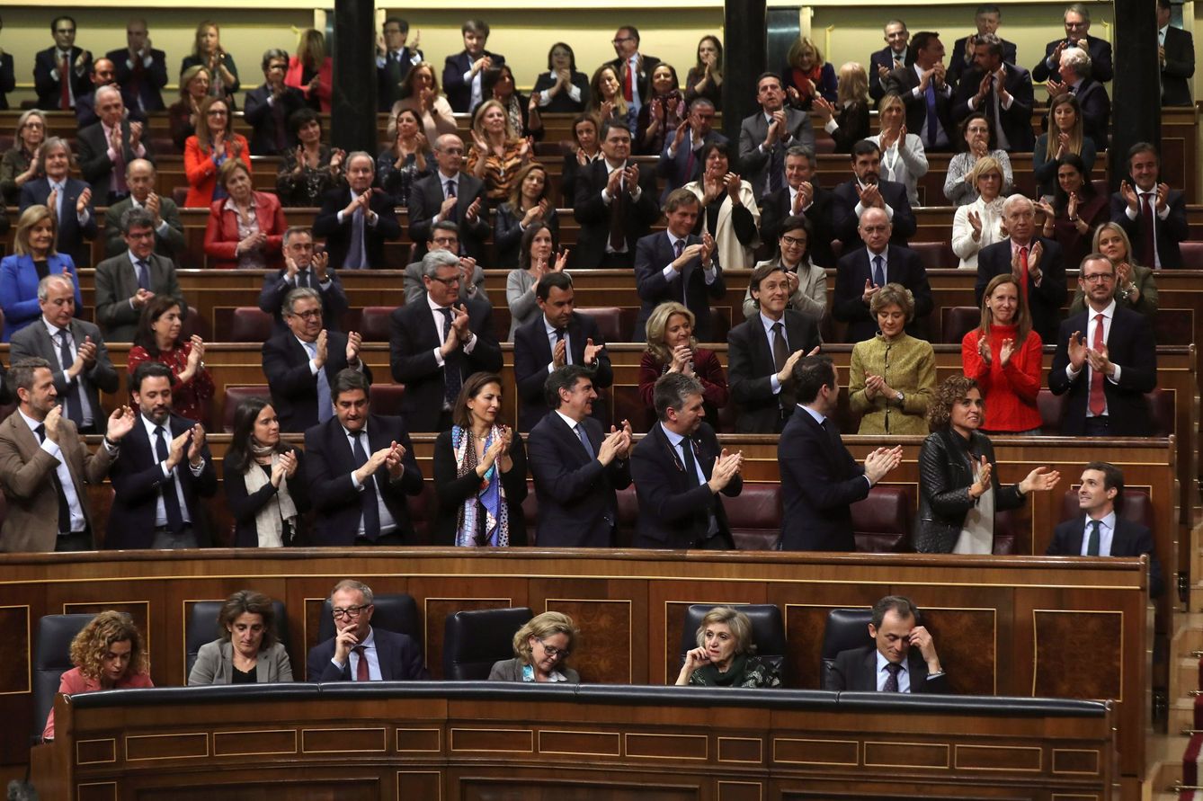 Los diputados del PP aplauden durante el debate de totalidad de los Presupuestos en el pleno del Congreso. (EFE)