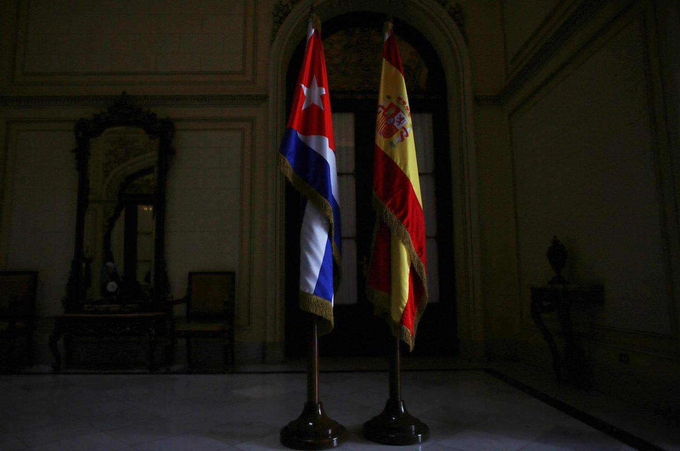 Las banderas de Cuba y España a la entrada del ministerio de Exteriores en La Habana, antes de la visita de Margallo, en mayo de 2016. (Reuters)