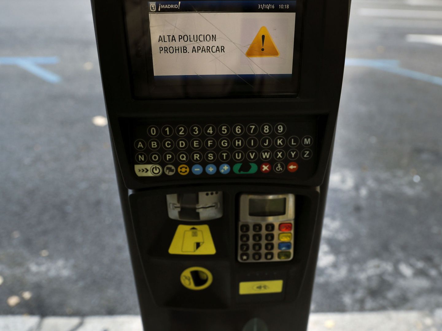Mensaje que aparece en los parquímetros del centro de Madrid tras la prohibición de aparcar en las zonas SER (EFE)