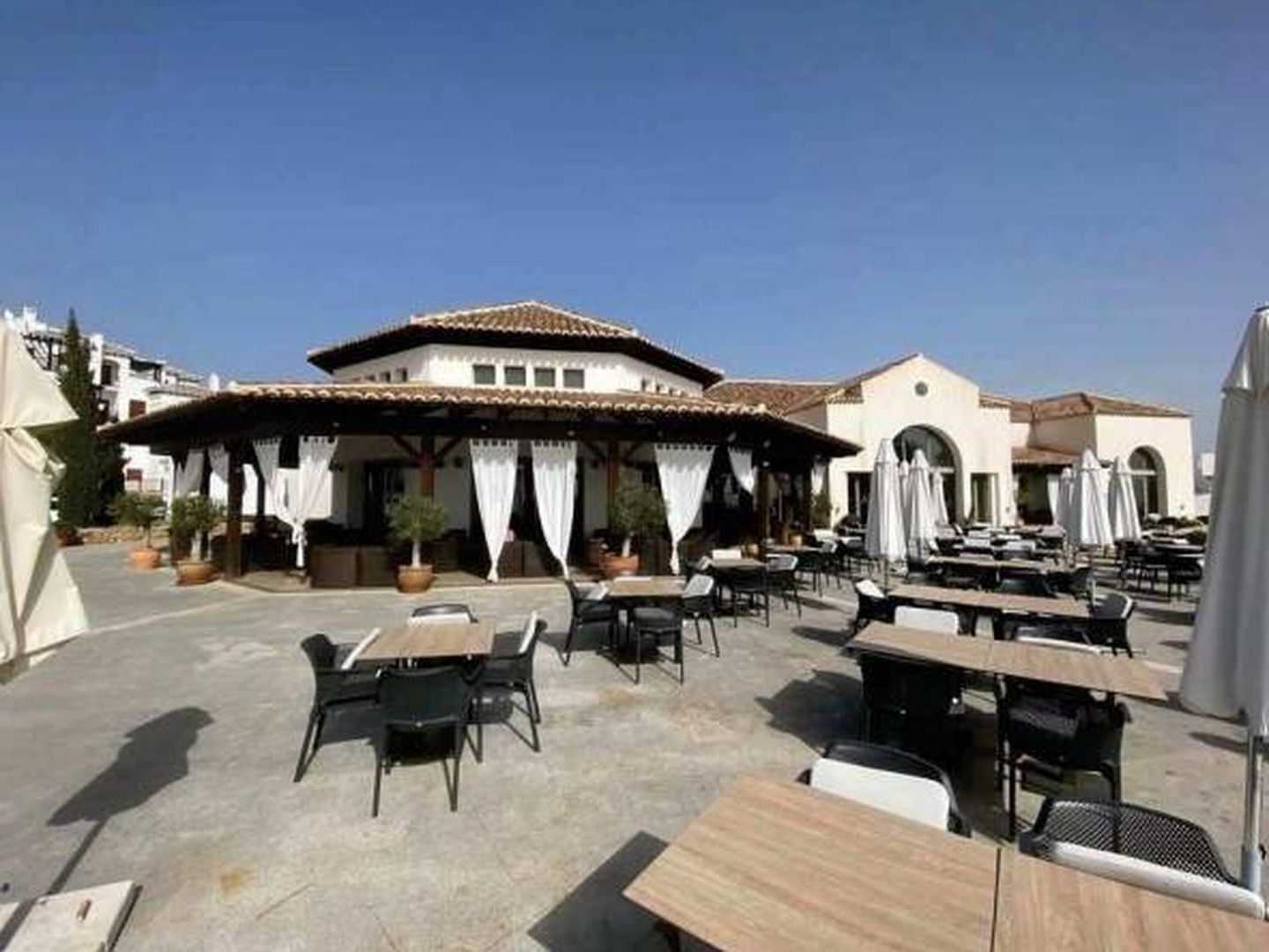 Terraza del bar del club social de la Urbanización El Valle Golf Resort.