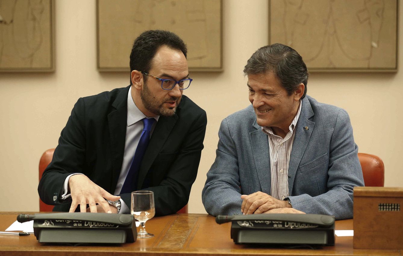 Javier Fernández, junto a Antonio Hernando, hombre de confianza de Rubalcaba, el pasado 4 de octubre. (EFE)