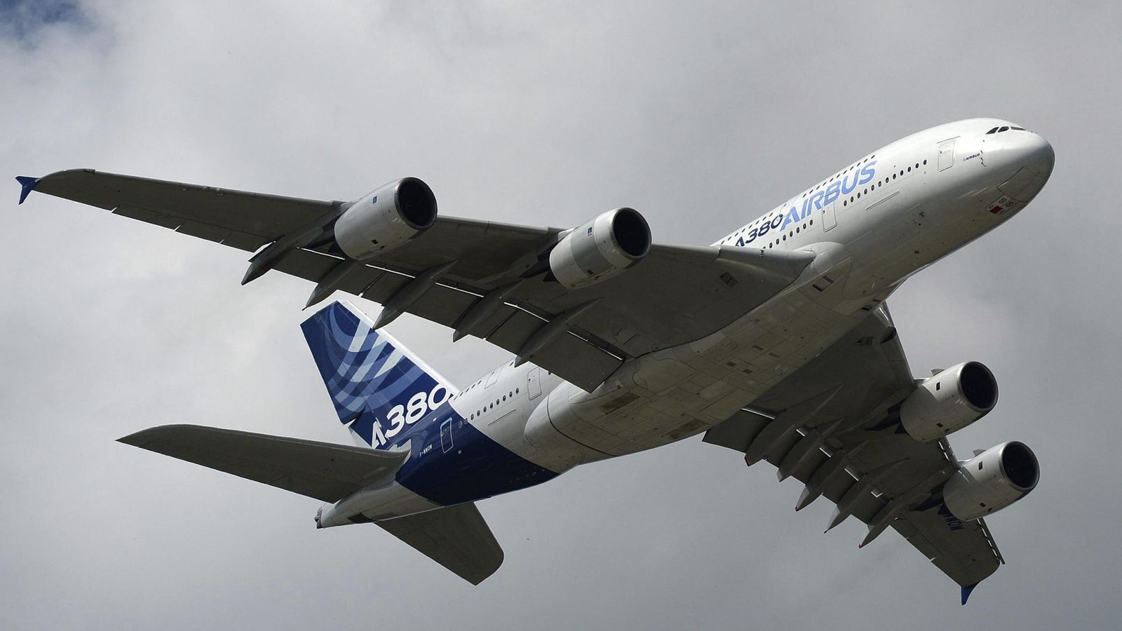 Foto: El Airbus 380 vuela durante el Festival de Aviación Farnborough. (EFE)