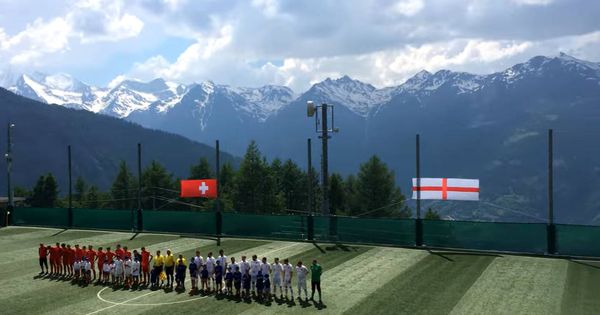 Foto: Los dos equipos formando, con las montañas de los Alpes como testigos (Foto: YouTube)