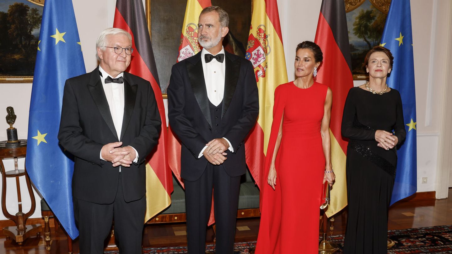 Los Reyes, junto al presidente alemán y su esposa. (EFE/Juanjo Martín)